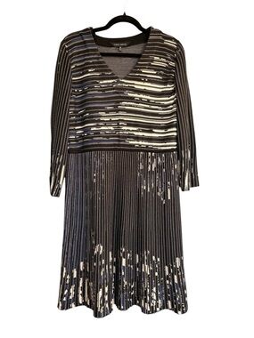 Ming Wang Knit Dress M Pleated Skirt V-Neck Abstract Striped MIDI Stretch